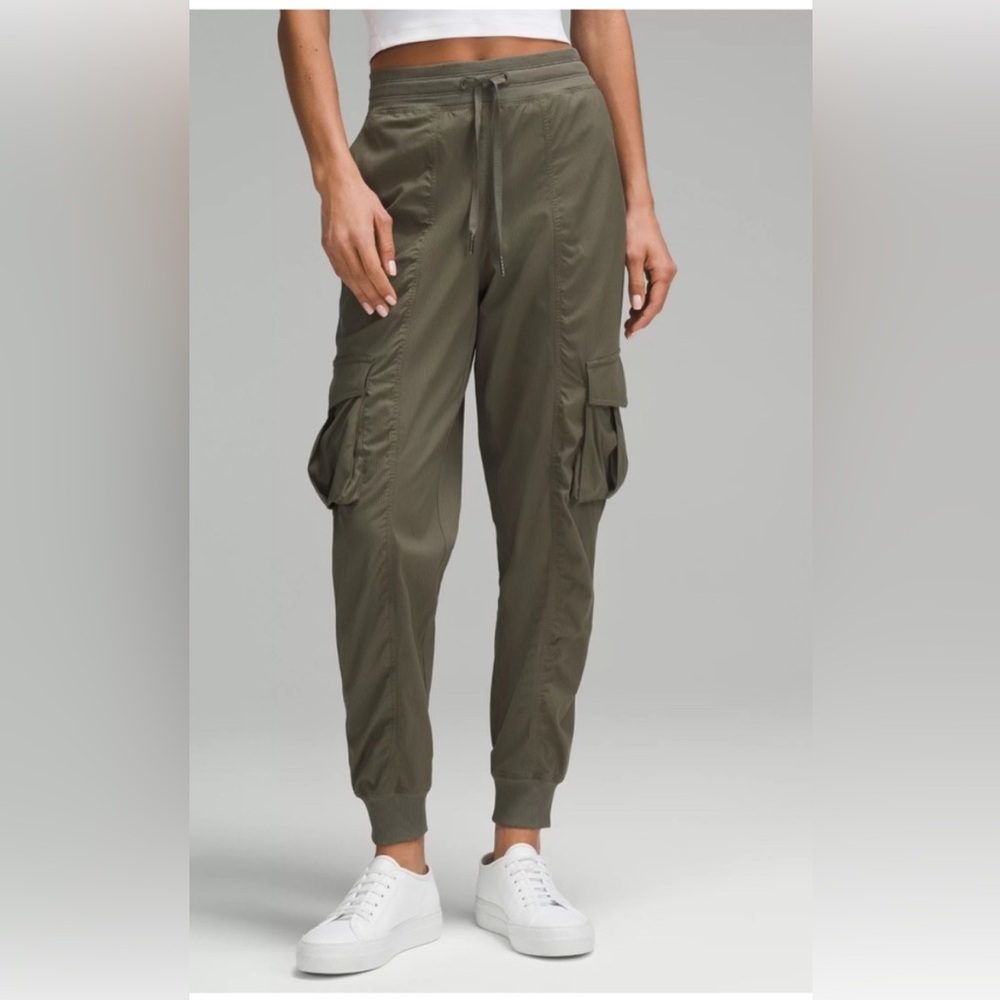 lululemon athletica dance studio relaxed-fit mid-rise cargo jogger - size L